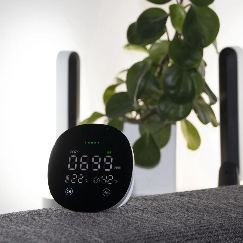 CO2 detector with LCD display