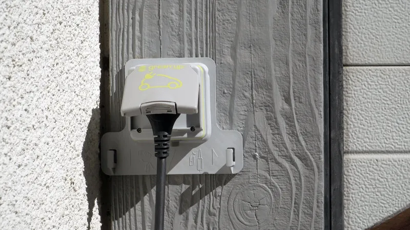 Prêt à poser Green'up Access connecté - prise pour véhicule électrique avec module Control - Legrand 090487