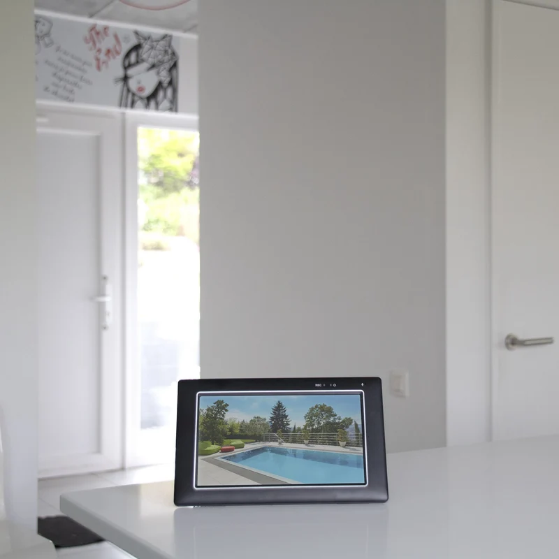2 wireless HD cameras with screen