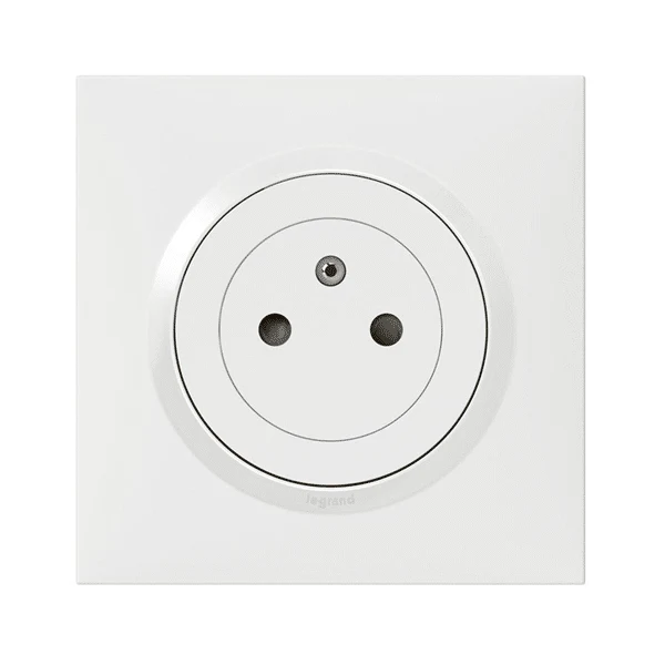 Legrand Dooxie prise de courant 2P+T livrée avec plaque carrée blanche et griffes 600735