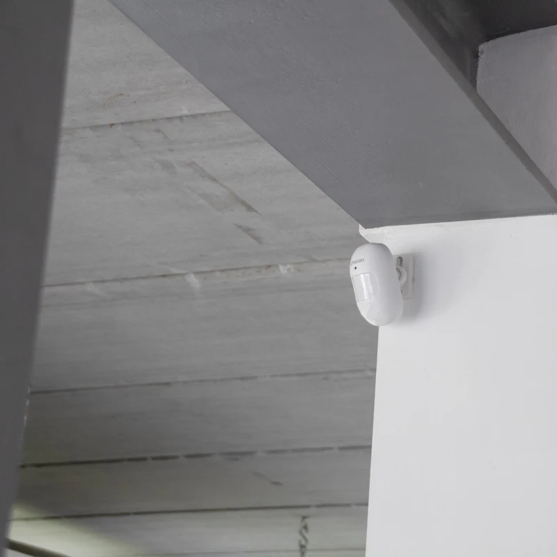 Wireless alarm kit with voice warner