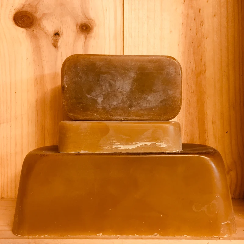 A Découvrir Les Bons Miels du Vexin et du Midi Cire d'Abeilles en Pain 150 g 700 g +2 Kg