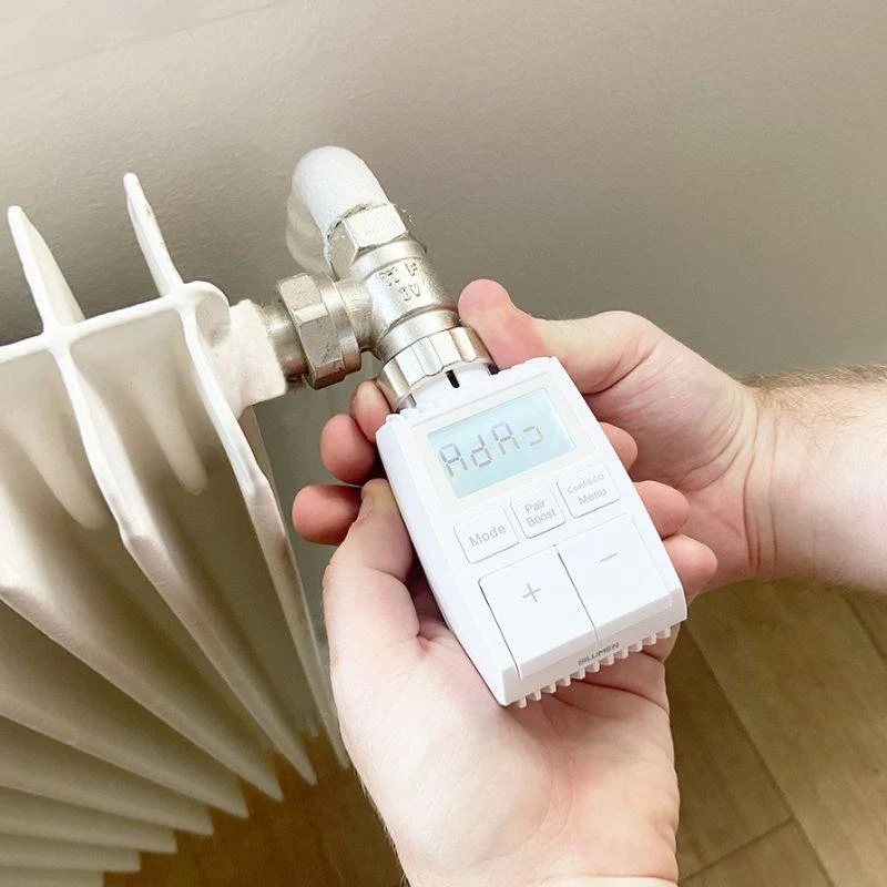 Kit de 4 Têtes Thermostatiques Connectées Universelle avec Ecran LCD + Passerelle ZigBee