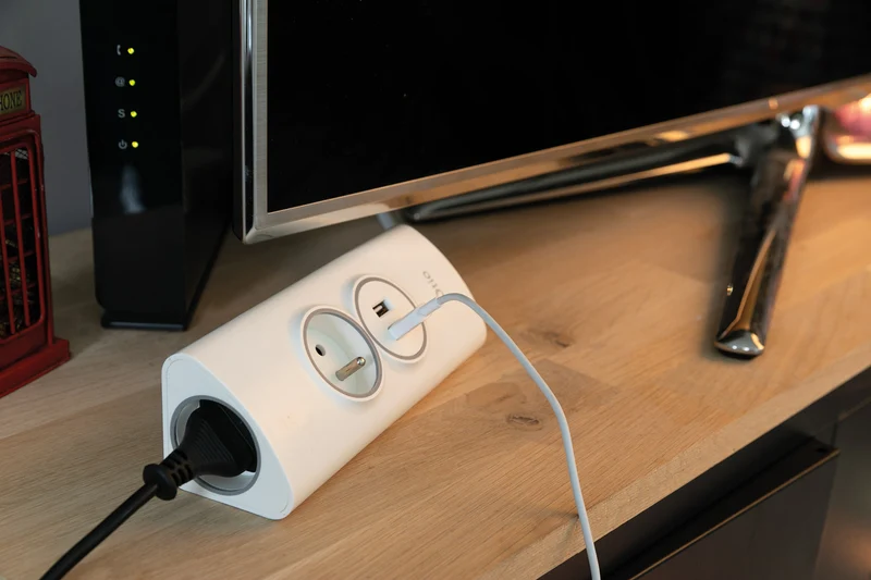 Multiprise d'angle 2P 16A + 2 USB précâblée - Otio