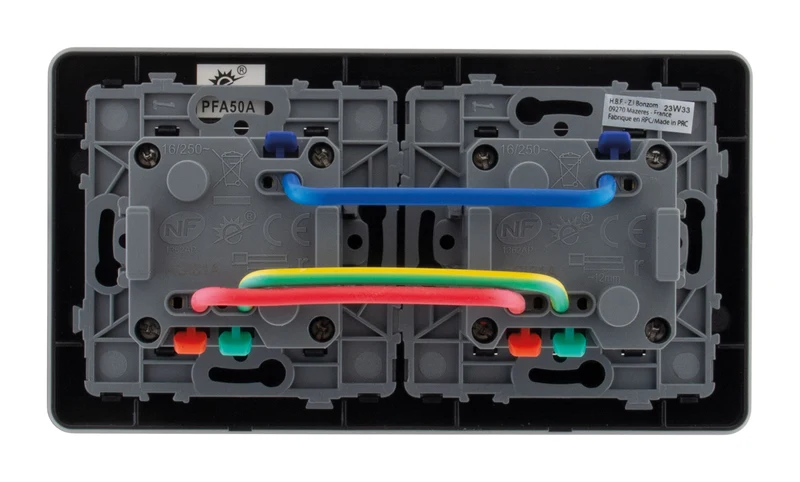 Prise 16A 2P+T Easy Eject en métal noir brossé - Kouro - Zenitech